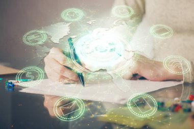 Sosyal ağ temalı hologram ellerin not almasından üstündür. Küresel uluslararası insan kavramı bağlanıyor. Çift pozlama