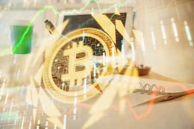 Kripto para birimi hologramı, Bitcoin, ellerin üstünde ico teması not tutuyor. Engelleme zinciri kavramı. Çoklu pozlama