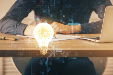 İşinizi geliştirin. Yazan adamların el altyapısı üzerine fikir ikonu. Çoklu pozlama.