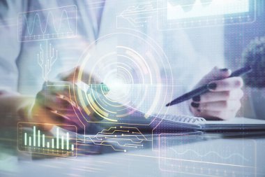 Dijital kodlama simgeleriyle notlar alan ellerin çoklu pozlanması. Bilgisayar öğrenme kavramı.