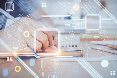 Teknoloji temalı çoklu pozlama simgeleri ile insan elleri yazılıyor.