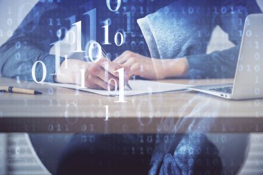 Teknoloji temalı çoklu pozlama simgeleri ile insan elleri yazılıyor.