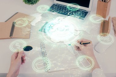 Sosyal ağ temalı hologram ellerin not almasından üstündür. Küresel uluslararası insan kavramı bağlanıyor. Çift pozlama