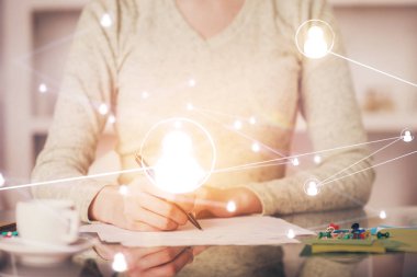 Sosyal ağ temalı hologram ellerin not almasından üstündür. Küresel uluslararası insan kavramı bağlanıyor. Çift pozlama