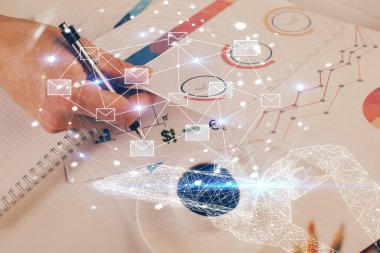 Soyut e-posta ağlı tablet kullanan çokgen eller. İletişim konsepti. Çift pozlama.