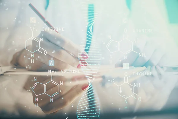 L'ologramma di tema del DNA sopra le mani delle donne che scrivono la priorità bassa. Concetto di istruzione. Doppia esposizione — Foto Stock