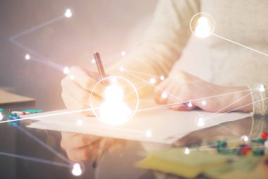 Sosyal ağ temalı hologram ellerin not almasından üstündür. Küresel uluslararası insan kavramı bağlanıyor. Çift pozlama