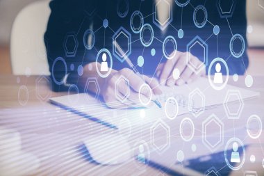 Kadınların el yazısı üzerine sosyal ağ temalı hologram. Uluslararası insanlar birbirine bağlanır. Çift pozlama