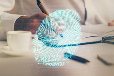 Gelişmiş teknoloji ile güvenlik ve şifre kontrolünün geleceği kavramı. Parmak izi taraması biyometrik tanımlama ile güvenli erişim sağlar. Çoklu pozlama.