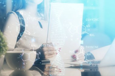 Kadınların el yazısı üzerine DNA temalı hologram. Eğitim kavramı. Çift pozlama