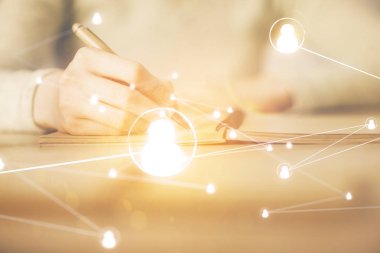 Sosyal ağ temalı hologram ellerin not almasından üstündür. Küresel uluslararası insan kavramı bağlanıyor. Çift pozlama