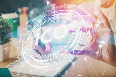 Kripto para birimi hologramı, notlar alan ellerin üzerinde arka plan. Blockchain kavramı. Çoklu pozlama