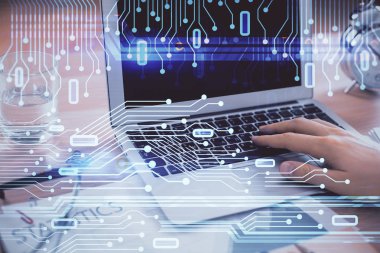 Teknoloji temalı hologramı olan bilgisayar geçmişi olan bir iş adamı. Büyük veri kavramı. Çift pozlama.