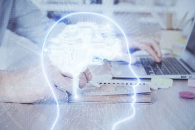 Adam klavyede beyin hologramıyla yazı yazıyor. Büyük Data kavramı. Çift pozlama.