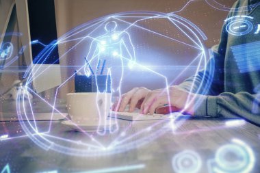 Bilim hologramı, arka planda bilgisayarla çalışan bir adam. Öğrenim anlayışı. Çift pozlama.