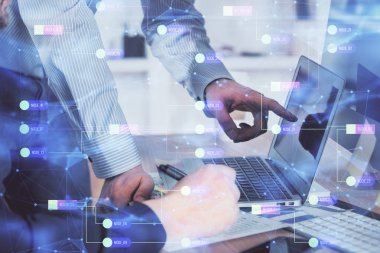 Bilgisayar geçmişi üzerinde çalışan bir adamla çok sayıda teknolojik çizime maruz kalmış. Yenilik kavramı.