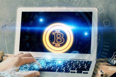 Kripto para tema hologramı arka planda bilgisayar üzerinde çalışan işadamı ile. Blockchain kavramı. Çift pozlama.