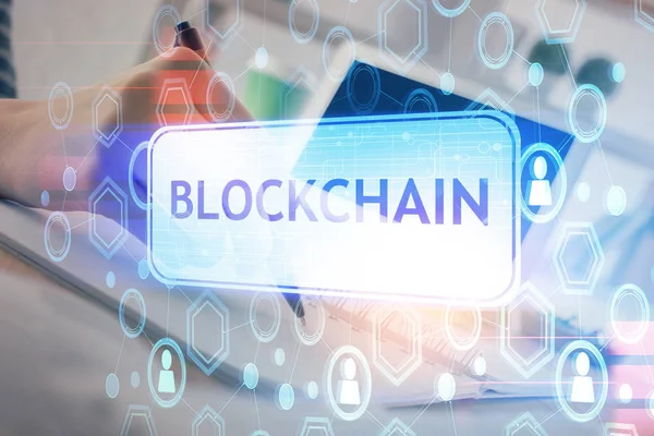 Kryptowährung Hologramm, Bitcoin, ico Thema über Hände, die Notizen Hintergrund. Konzept der Blockchain. Mehrfachbelichtung — Stockfoto
