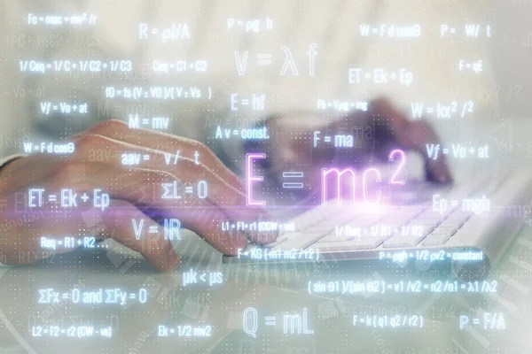 Ologramma della formula di scienza con l'uomo che lavora al calcolatore sullo sfondo. Concetto educativo. Doppia esposizione. — Foto Stock