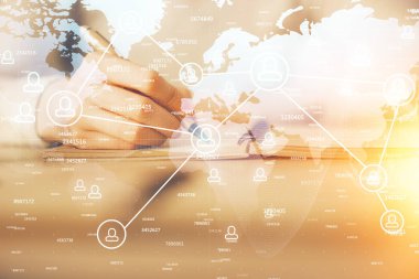 Sosyal ağ temalı hologram ellerin not almasından üstündür. Küresel uluslararası insan kavramı bağlanıyor. Çift pozlama