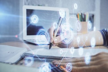 Teknoloji ve dijital kodlama simgeleriyle kadınların ellerini arka planda çifte pozlama. Veri geliştirme konsepti. Kapat..