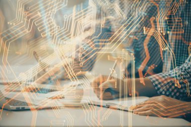 Teknoloji temalı hologramda arka planda çalışan bir adam var. Yüksek teknoloji konsepti. Çift pozlama.