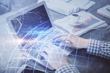 Arka planda bilgisayarla çalışan bir adamla iki kez ön x çizelgesine maruz kaldık. Pazar analizi kavramı.