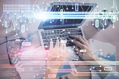 Teknoloji temalı hologramı olan bilgisayar geçmişi olan bir iş adamı. Büyük veri kavramı. Çift pozlama.