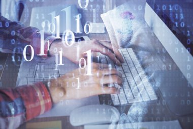 Teknoloji temalı hologramı olan bilgisayar geçmişi olan bir iş adamı. Büyük veri kavramı. Çift pozlama.