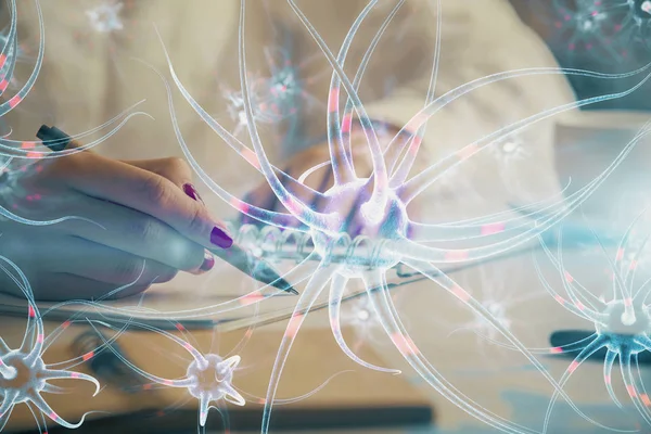 El üstünde tutulan nöron hologramı. Araştırma ve öğrenim kavramı. Çift pozlama