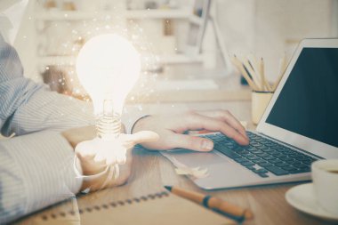 Arkaplanda bilgisayar üzerinde çalışan iş adamıyla birlikte büyüyen oklar. Başarı konsepti. Çift pozlama.