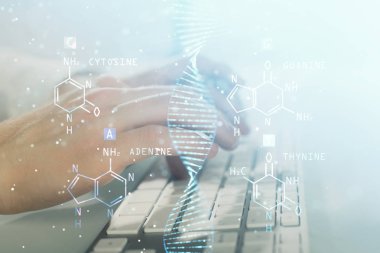 DNA hologramı ve iş adamı arka planda bilgisayar üzerinde çalışıyor. Biyomühendislik kavramı. Çift pozlama.