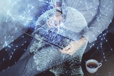 Beyin temalı hologramı olan bilgisayar geçmişi olan bir iş adamı. Beyin fırtınası kavramı. Çoklu pozlama.