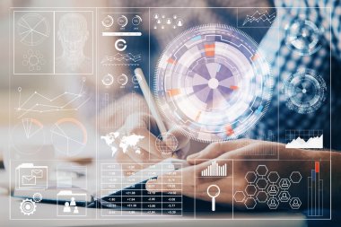 Yazan adam elleri teknoloji simgeleriyle donatır.