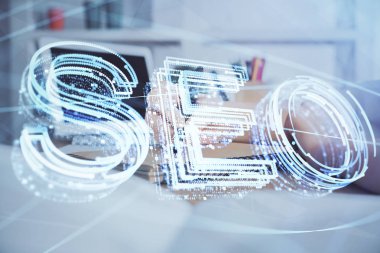 Kadın elinin SEO simgesiyle notlar alırken çoklu pozlanması. Arama motoru optimizasyonu kavramı