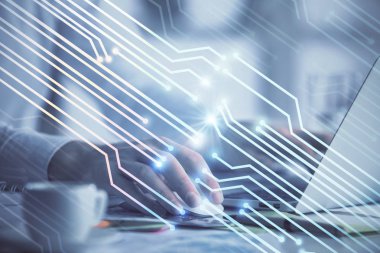 Teknoloji temalı hologramı olan bilgisayar geçmişi olan bir iş adamı. Yüksek teknoloji kavramı. Çoklu pozlama.