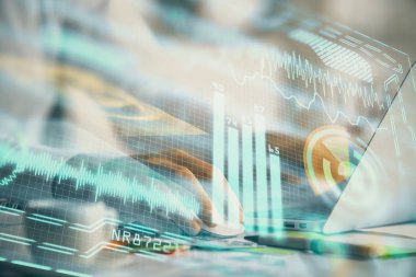 Teknoloji temalı hologramda arka planda çalışan bir adam var. Yüksek teknoloji konsepti. Çift pozlama.