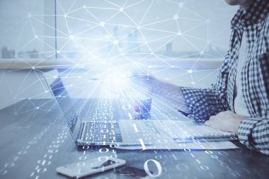 Teknoloji temalı dizüstü bilgisayarla çalışan bir iş adamı. Büyük veri kavramı. Çift pozlama.