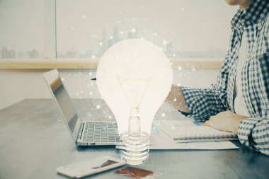 Arkaplanda bilgisayar üzerinde çalışan iş adamıyla birlikte büyüyen oklar. Başarı konsepti. Çift pozlama.