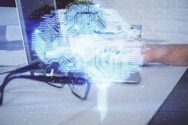 Bilgisayar geçmişi ve beyin temalı hologramı olan bir adam. Beyin fırtınası kavramı. Çift pozlama.