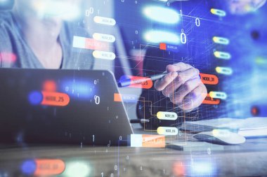 Veri temalı hologramın arka planda bilgisayar üzerinde çalışan bir adamla çoklu pozlandırılması. Yenilik kavramı.