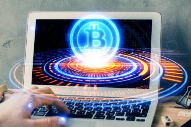 Kripto para tema hologramı arka planda bilgisayar üzerinde çalışan işadamı ile. Blockchain kavramı. Çift pozlama.