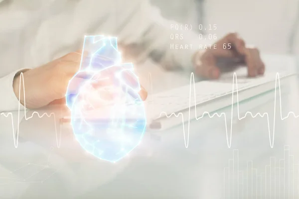 Σχέδιο καρδιάς με τον άνθρωπο που εργάζεται στον υπολογιστή στο παρασκήνιο. Ιατρική έννοια. Διπλή έκθεση. — Φωτογραφία Αρχείου