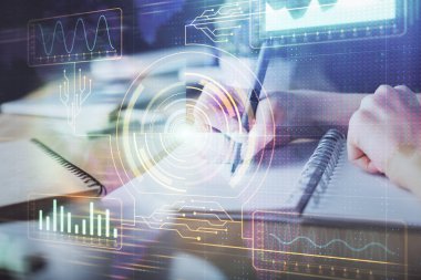 Dijital kodlama simgeleriyle notlar alan ellere çift pozlama. Bilgisayar öğrenme kavramı.