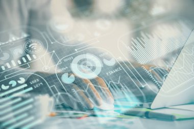 Teknoloji temalı hologramda arka planda çalışan bir adam var. Yüksek teknoloji konsepti. Çift pozlama.