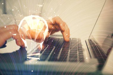 Arkaplanda bilgisayar üzerinde çalışan iş adamıyla birlikte büyüyen oklar. Başarı konsepti. Çift pozlama.