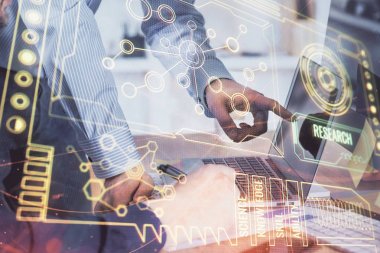 Bilgisayar geçmişi üzerinde çalışan bir adamla çok sayıda teknolojik çizime maruz kalmış. Yenilik kavramı.