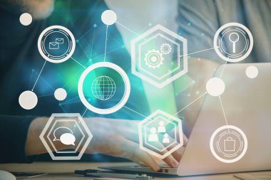 Arka planda bilgisayarla çalışan bir adamın bulunduğu medya ağı temalı hologram. İnternet iletişimi kavramı. Çift pozlama.