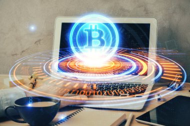 Kripto para tema hologramı arka planda bilgisayar üzerinde çalışan işadamı ile. Blockchain kavramı. Çift pozlama.
