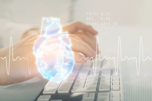 Desenho de coração com o homem trabalhando no computador no fundo. Conceito médico. Dupla exposição . — Fotografia de Stock